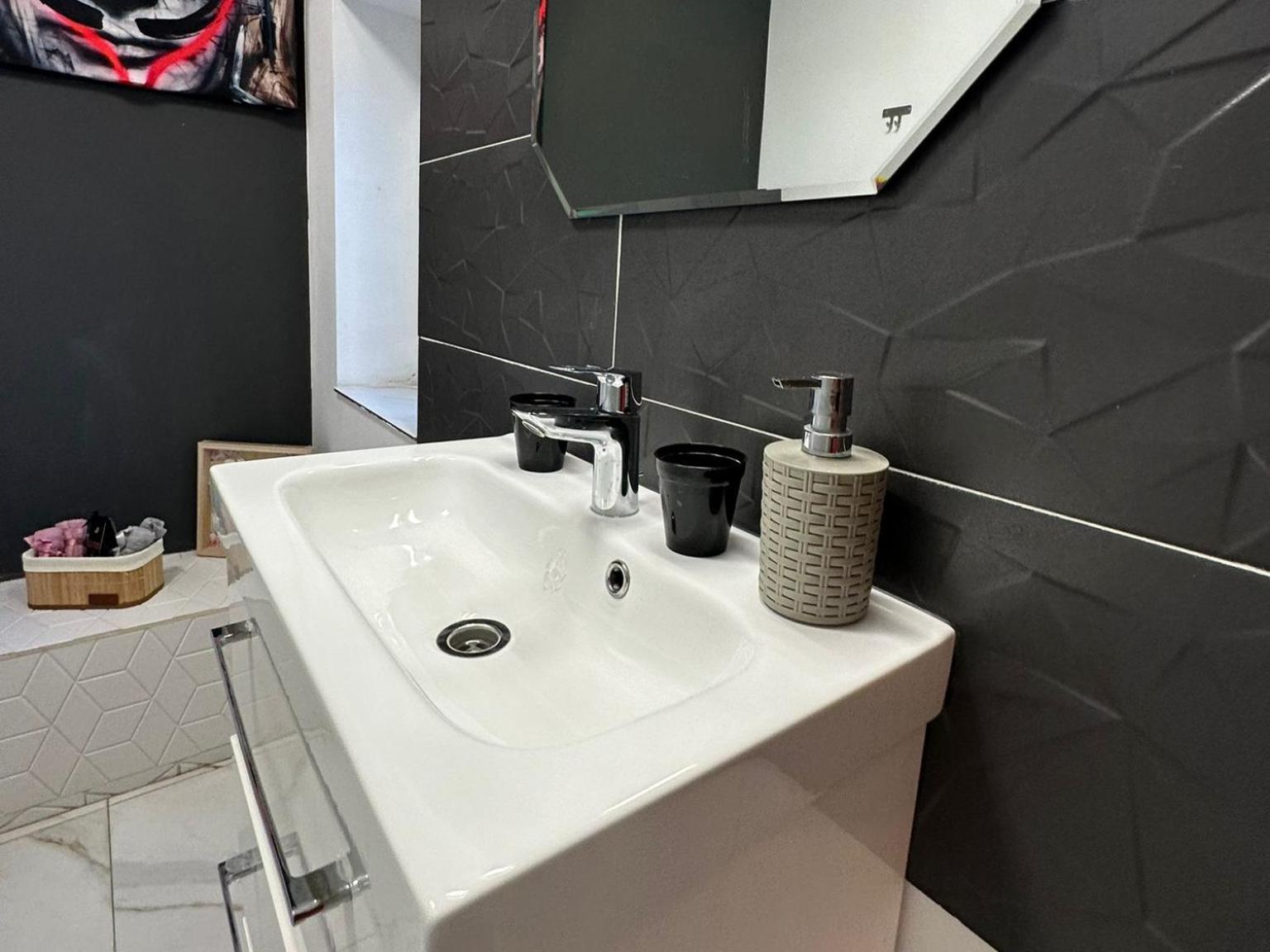 The Fame - Modern Studio In Top Location & Parking Craiova Eksteriør billede